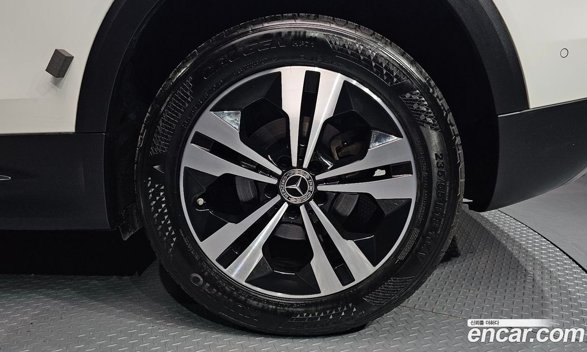 Mercedes Benz GLB-Class GLB220