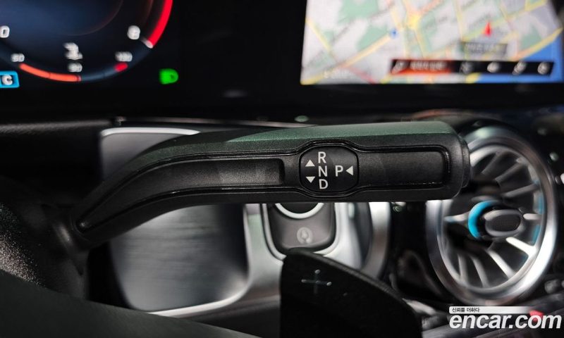 Mercedes Benz GLB-Class GLB220