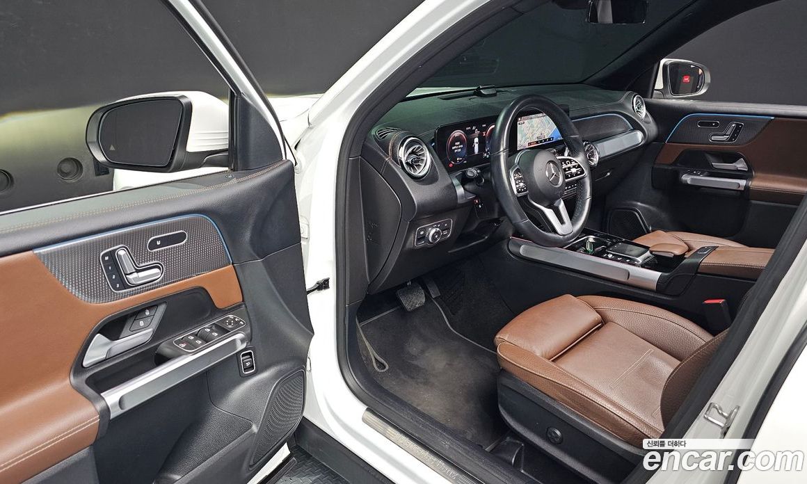 Mercedes Benz GLB-Class GLB220