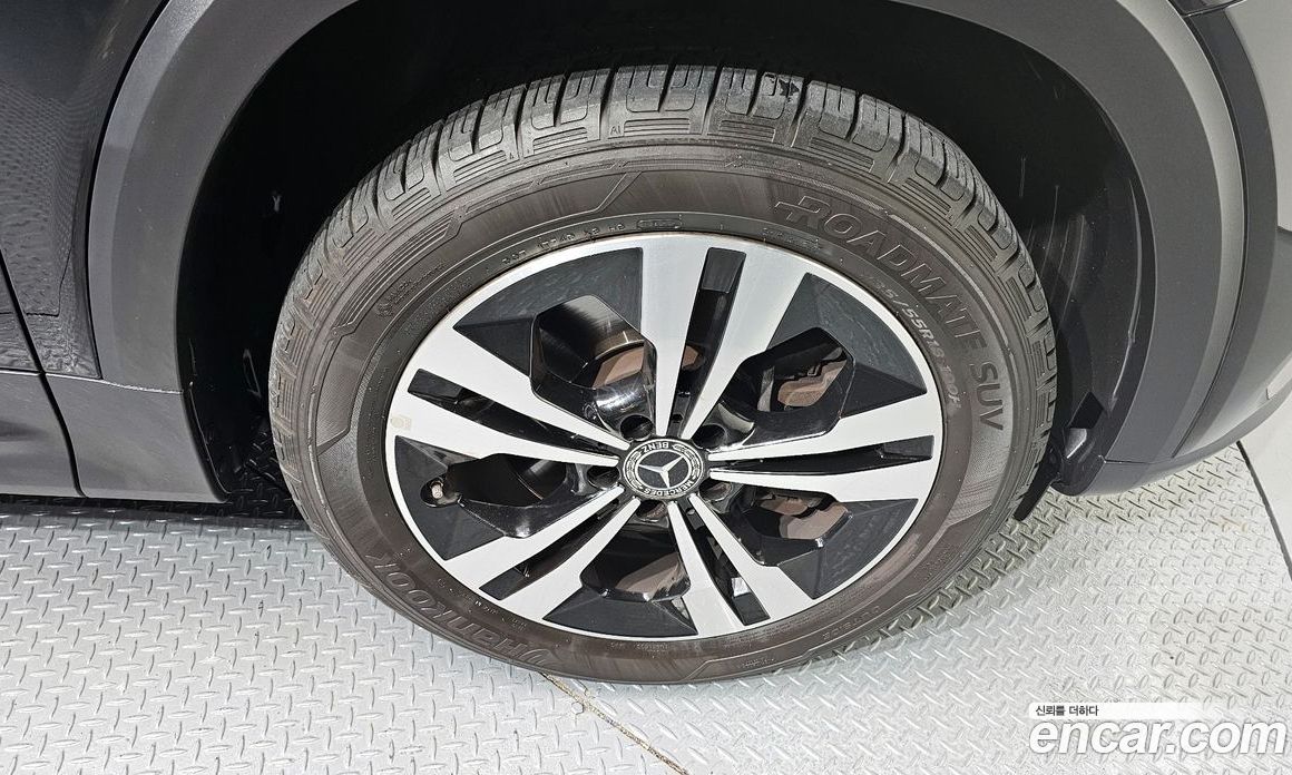 Mercedes Benz GLB-Class GLB220