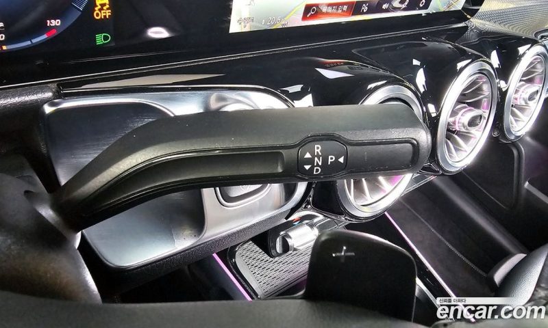 Mercedes Benz GLB-Class GLB220