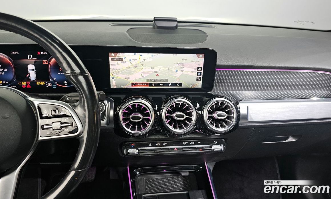 Mercedes Benz GLB-Class GLB220