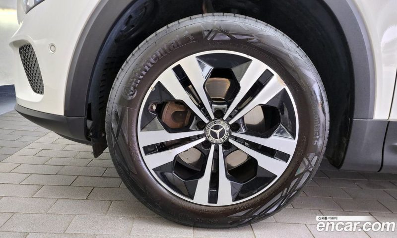 Mercedes Benz GLB-Class GLB220