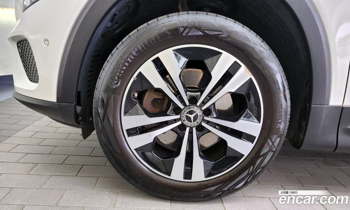 Mercedes Benz GLB-Class GLB220