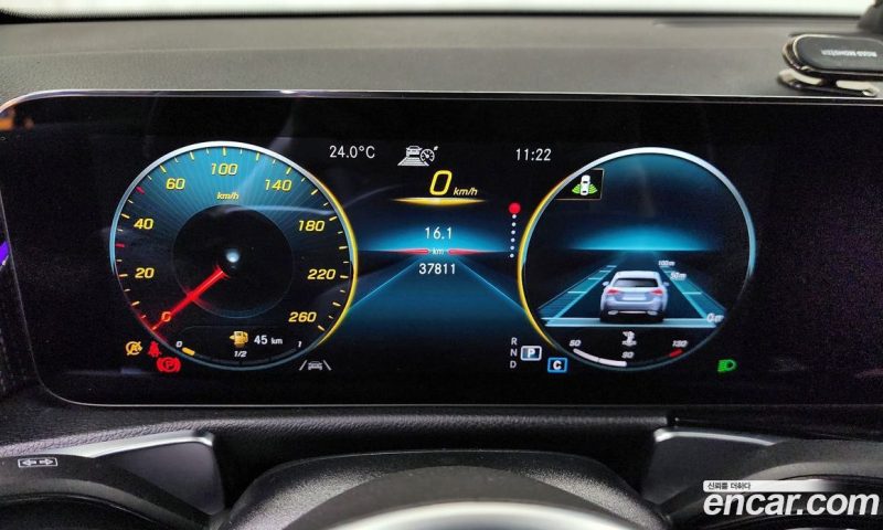 Mercedes Benz GLB-Class GLB220