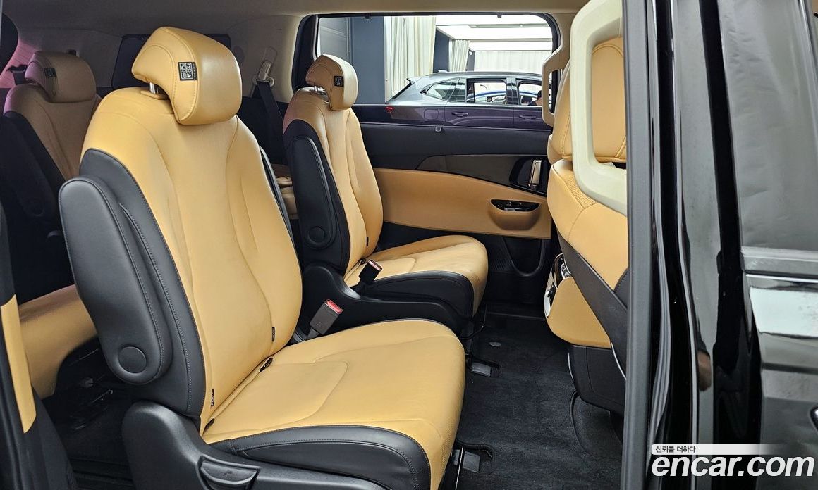 Kia Carnival 9-Seater Noblesse