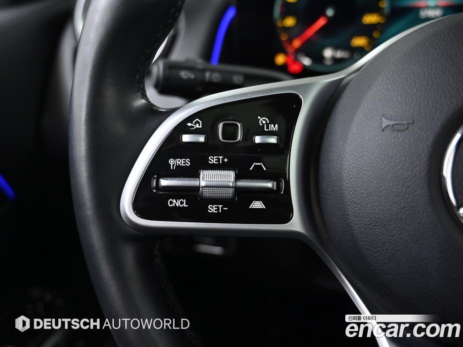 Mercedes Benz GLB-Class GLB220