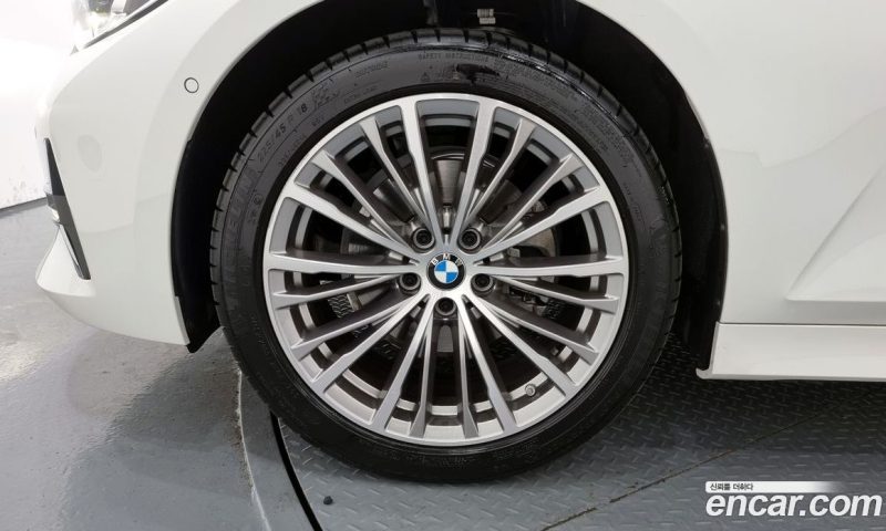 BMW 3-Series i320 Luxury