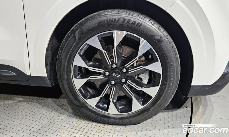 Kia Carnival 9-Seater Noblesse