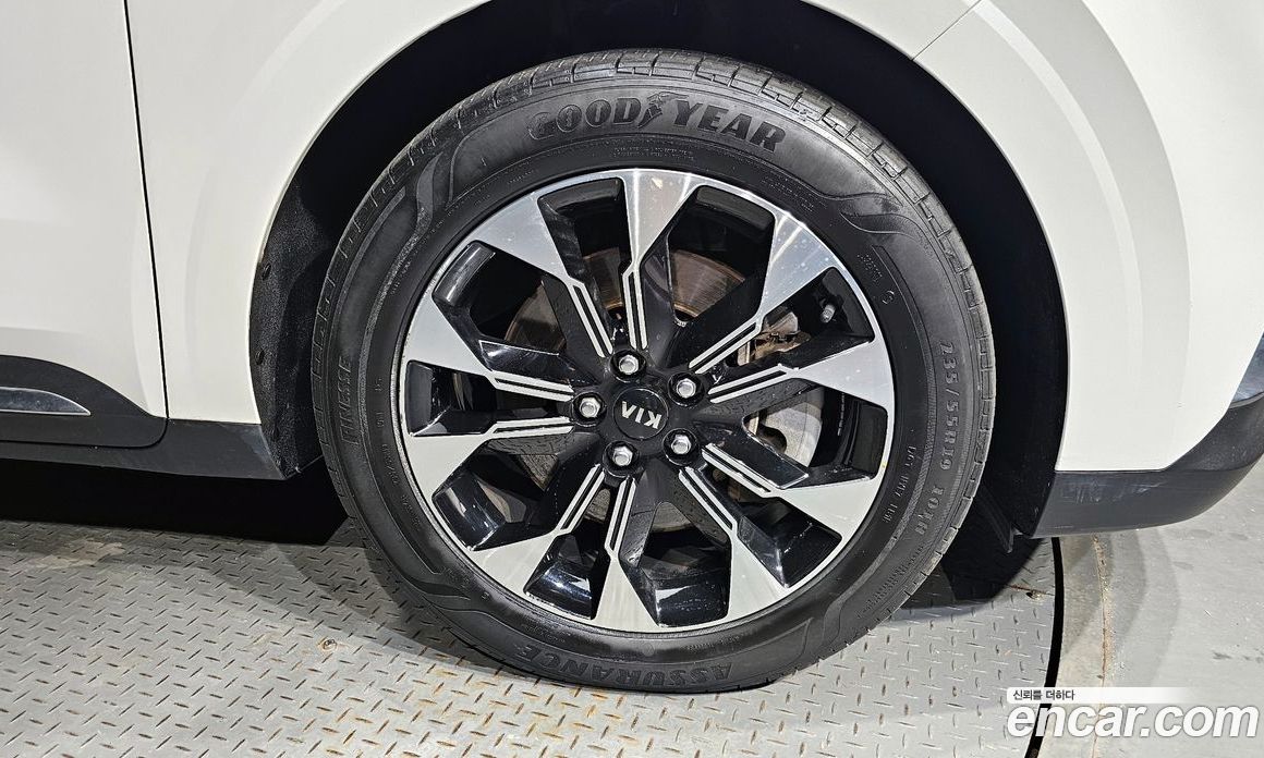 Kia Carnival 9-Seater Noblesse