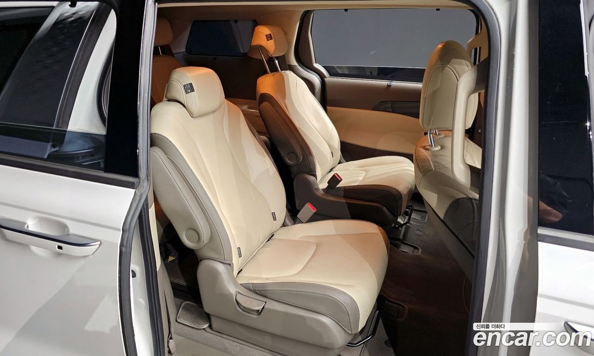 Kia Carnival 9-Seater Noblesse