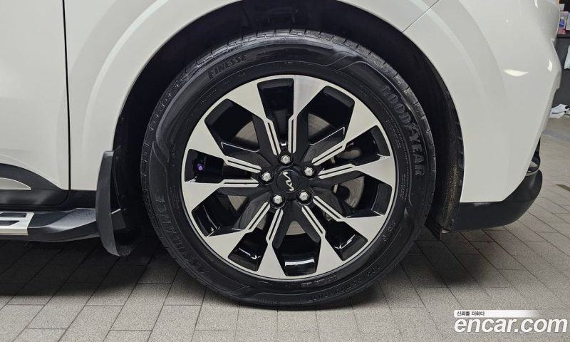 Kia Carnival 9-Seater Noblesse