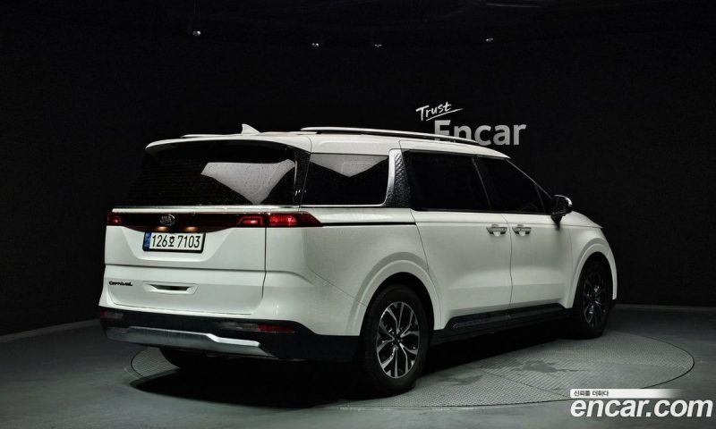 Kia Carnival 9-Seater Noblesse