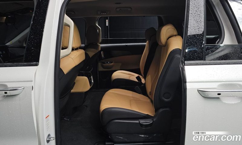 Kia Carnival 9-Seater Noblesse