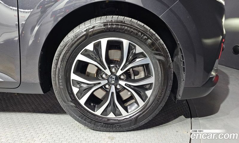 Kia Carnival 9-Seater Prestige