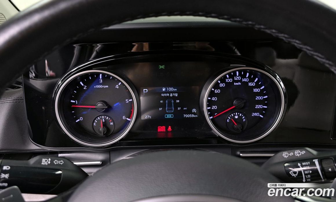 Kia Carnival 9-Seater Noblesse