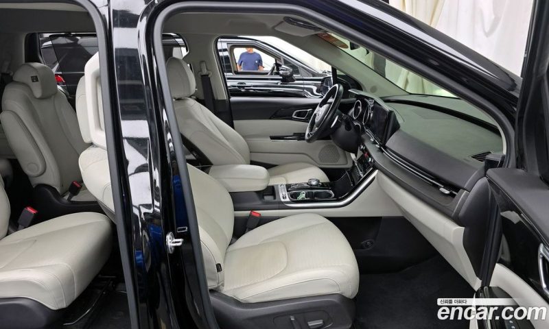 Kia Carnival 9-Seater Noblesse