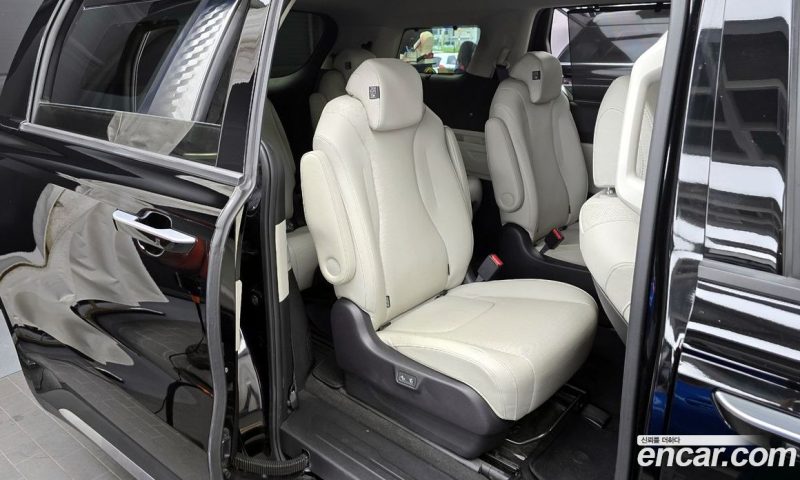 Kia Carnival 9-Seater Noblesse