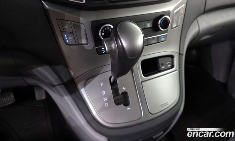 Hyundai Starex Van 5-Seater