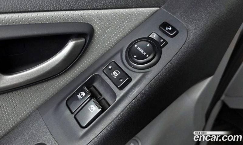 Hyundai Starex Van 5-Seater