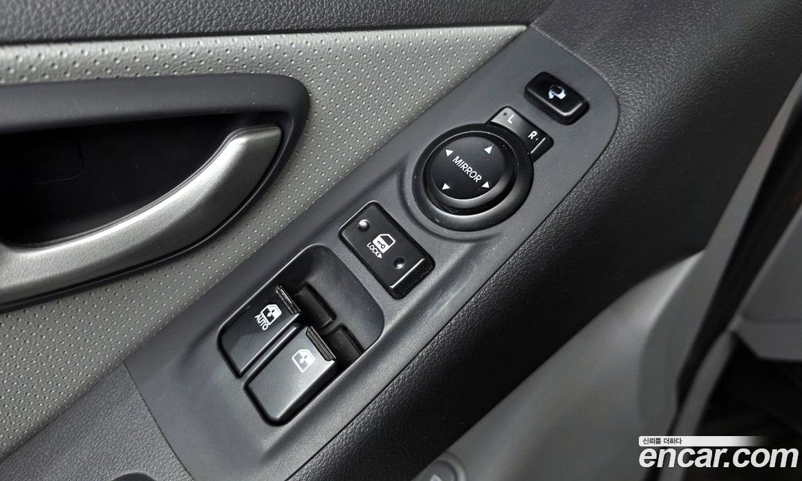 Hyundai Starex Van 5-Seater