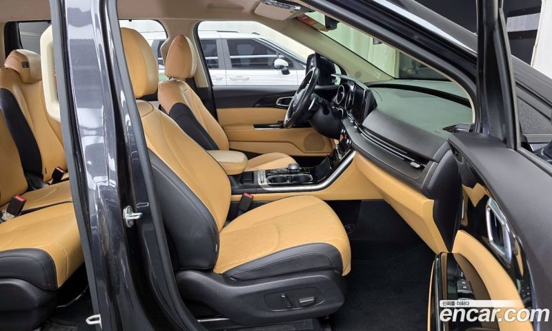 Kia Carnival 11-Seater Noblesse