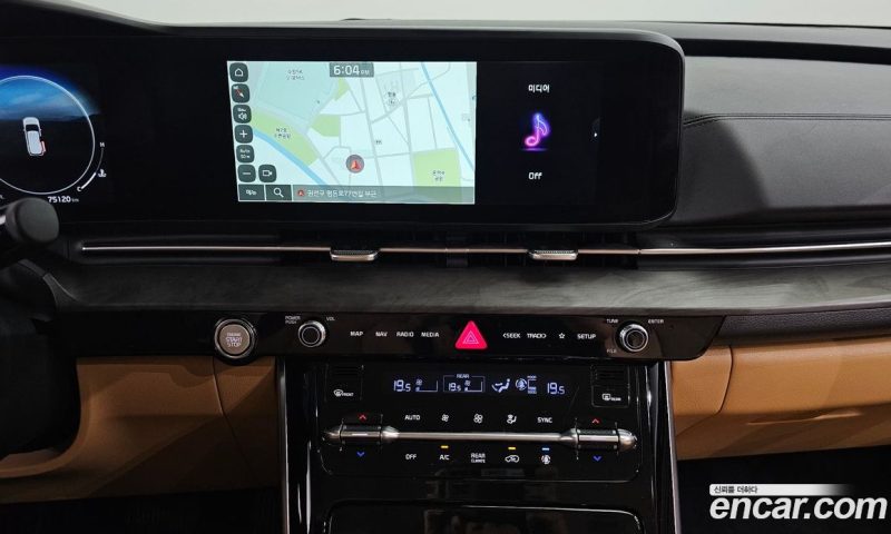 Kia Carnival 9-Seater Noblesse