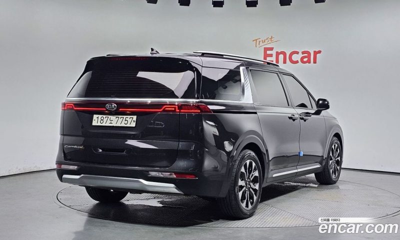 Kia Carnival 9-Seater Noblesse
