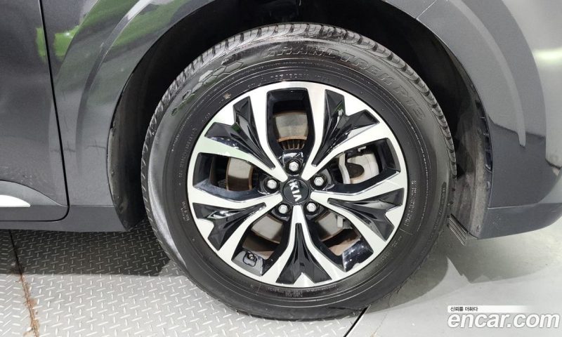 Kia Carnival 9-Seater Noblesse