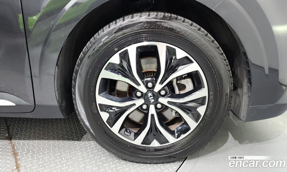 Kia Carnival 9-Seater Noblesse