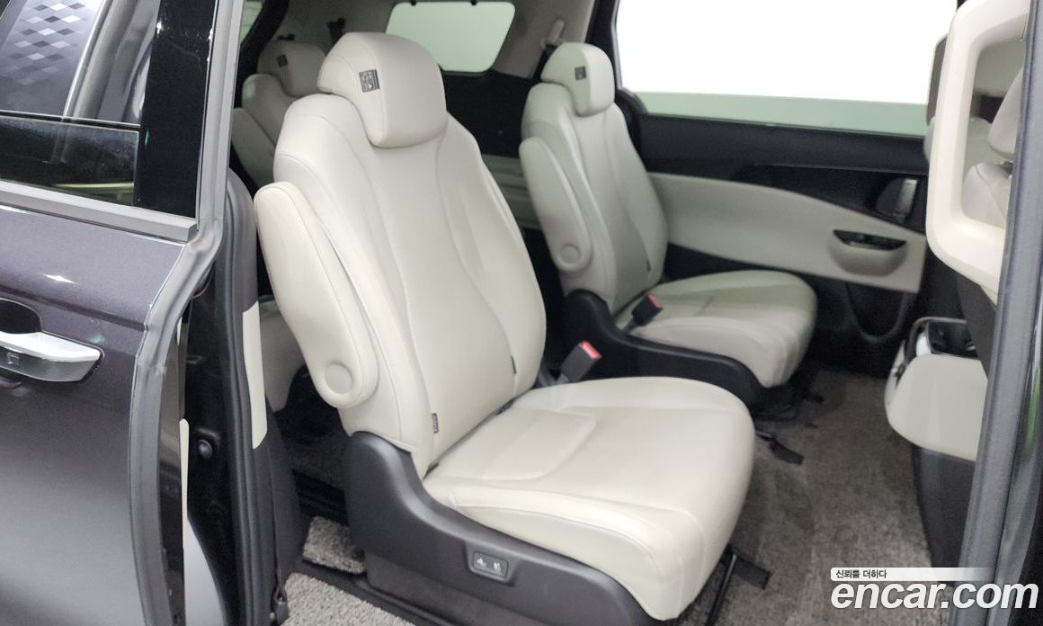 Kia Carnival 9-Seater Noblesse