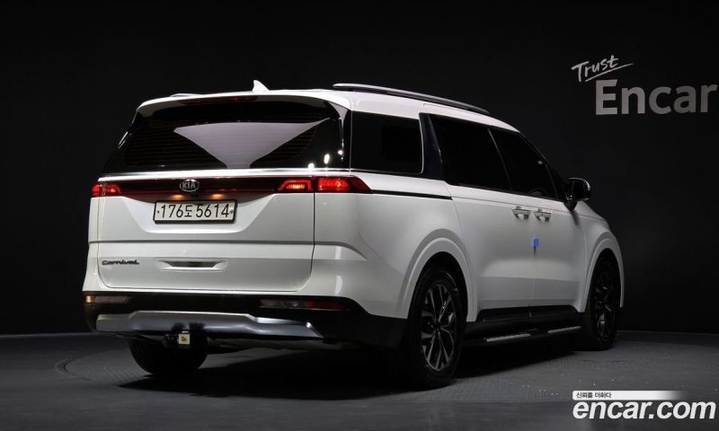 Kia Carnival 9-Seater Noblesse