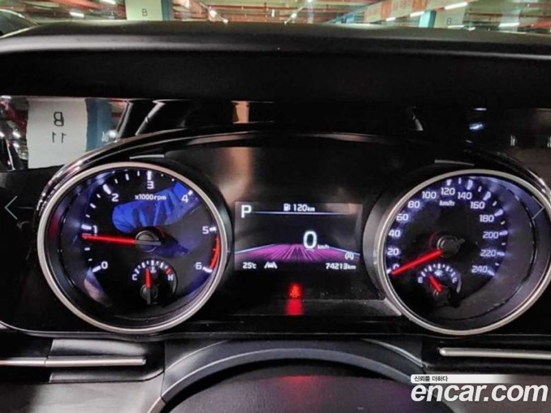 Kia Carnival 9-Seater Prestige