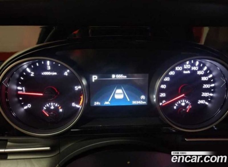 Kia Carnival 9-Seater Noblesse