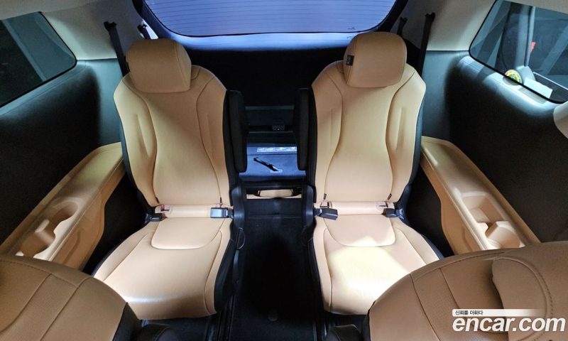 Kia Carnival 9-Seater Prestige