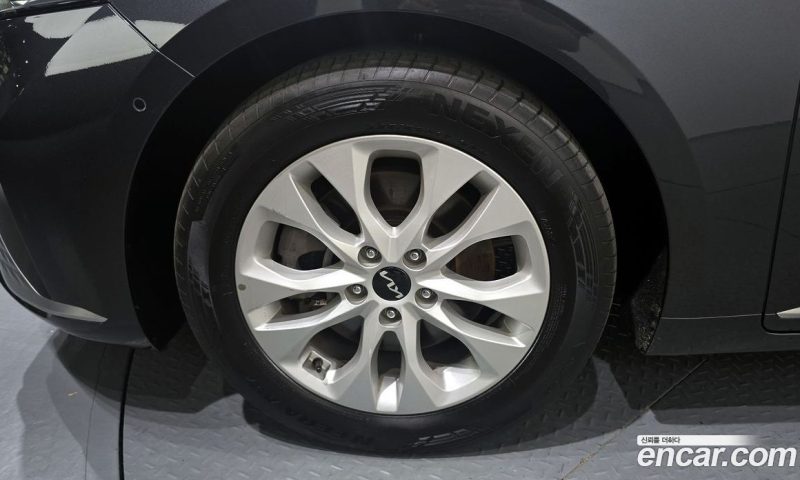 Kia K8 2.5 Gasoline 2WD