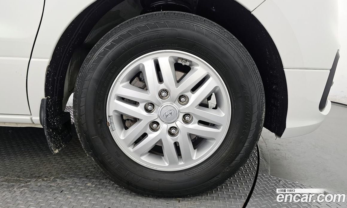 Hyundai Starex Van 5-Seater