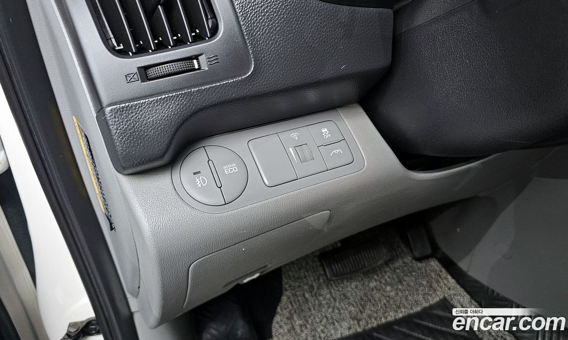 Hyundai Starex Van 5-Seater