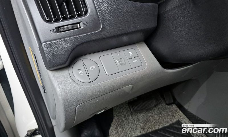 Hyundai Starex Van 5-Seater