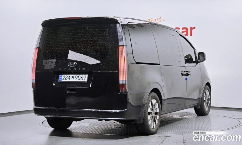 Hyundai Staria Lounge 9-Seater