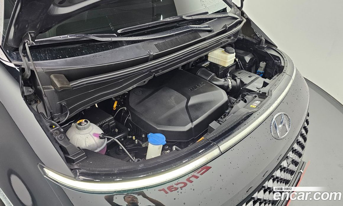 Hyundai Staria Lounge 9-Seater