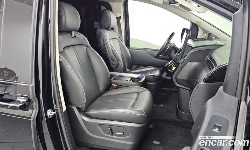 Hyundai Staria Lounge 9-Seater