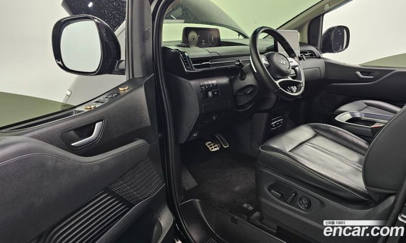 Hyundai Staria Lounge 9-Seater