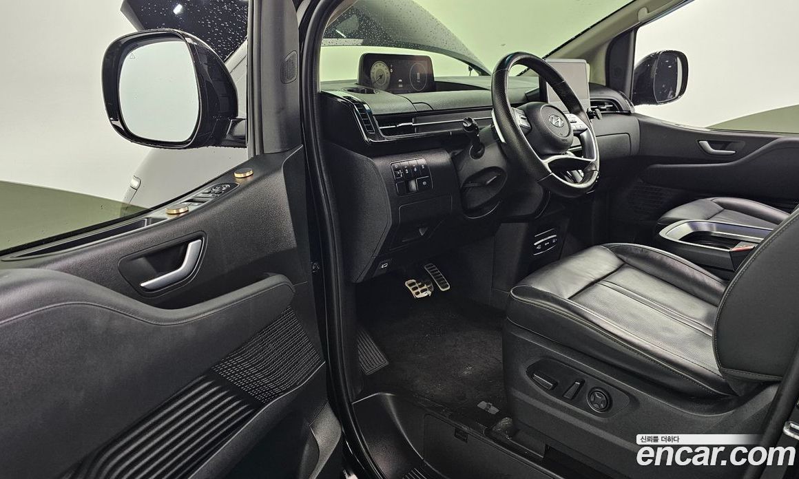 Hyundai Staria Lounge 9-Seater