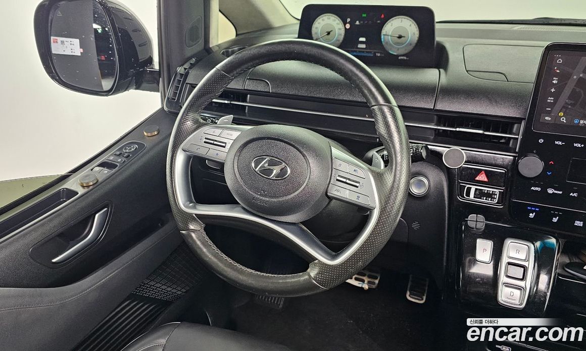 Hyundai Staria Lounge 9-Seater