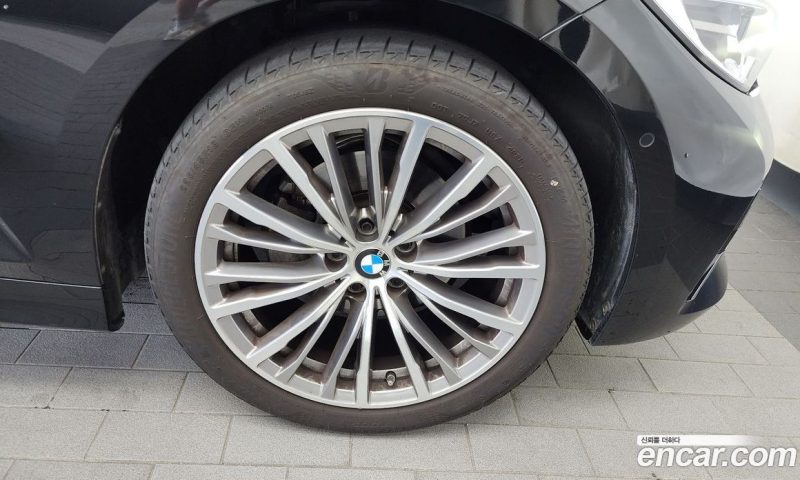 BMW 3-Series i320 Luxury