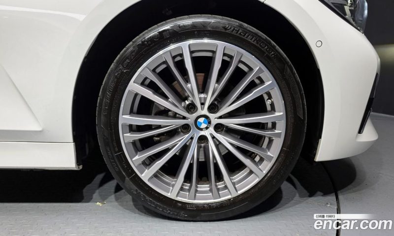 BMW 3-Series i320 Luxury