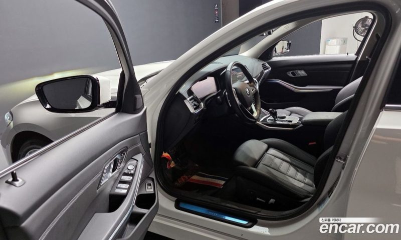 BMW 3-Series i320 Luxury