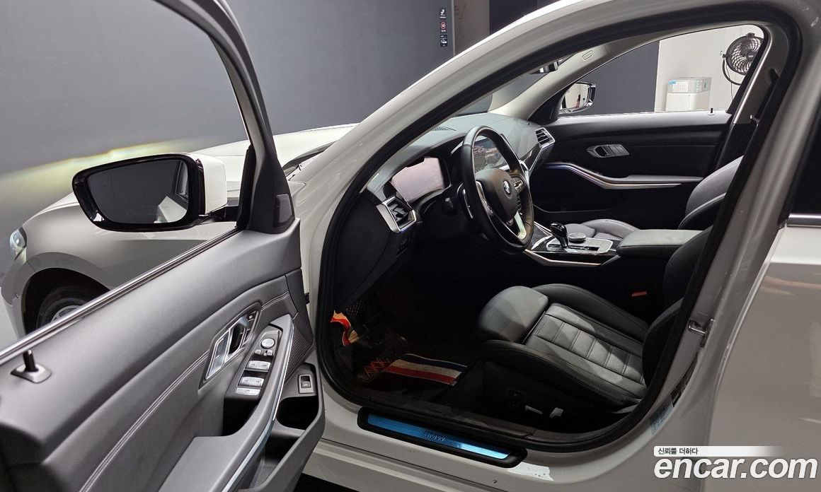 BMW 3-Series i320 Luxury