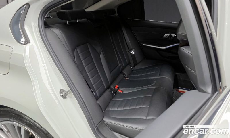 BMW 3-Series i320 Luxury